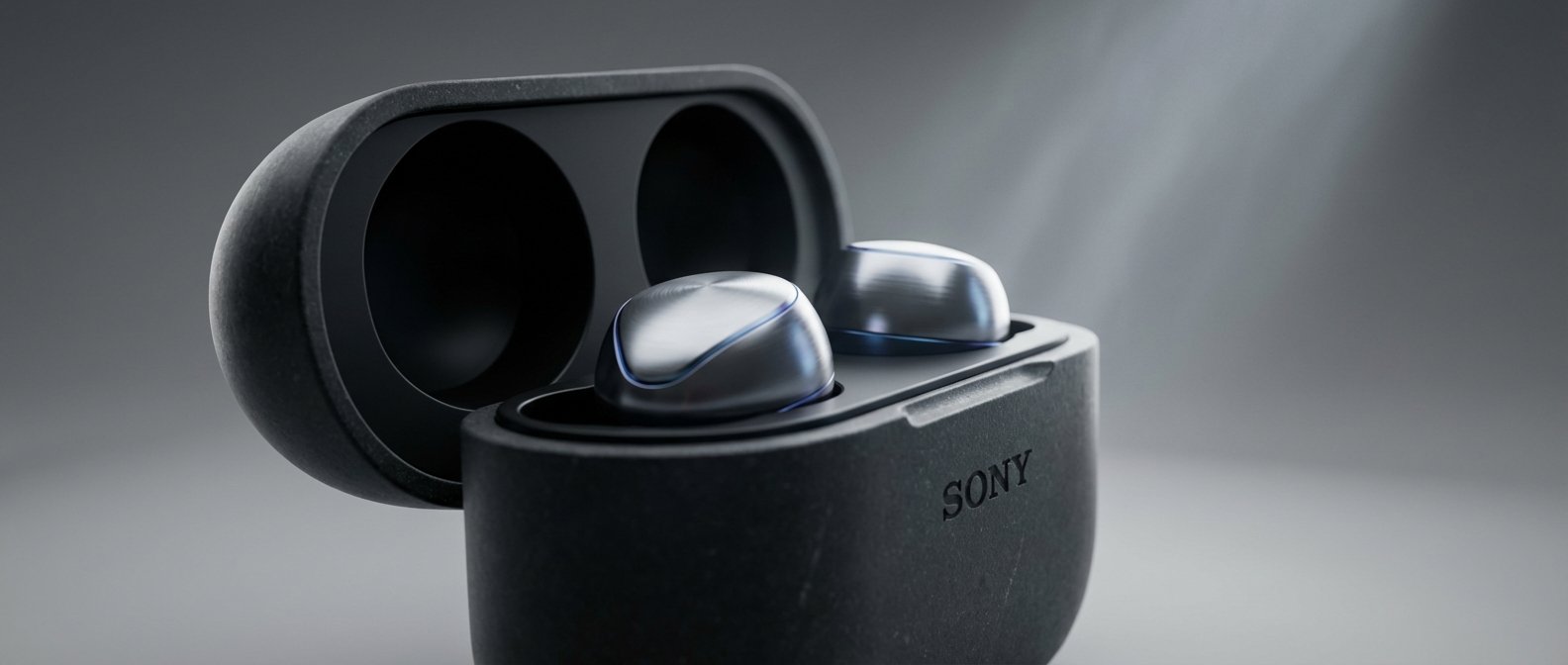 Auriculares inalámbricos Sony de color plata en su estuche de carga abierto, con detalles luminosos azules y el logo Sony visible.